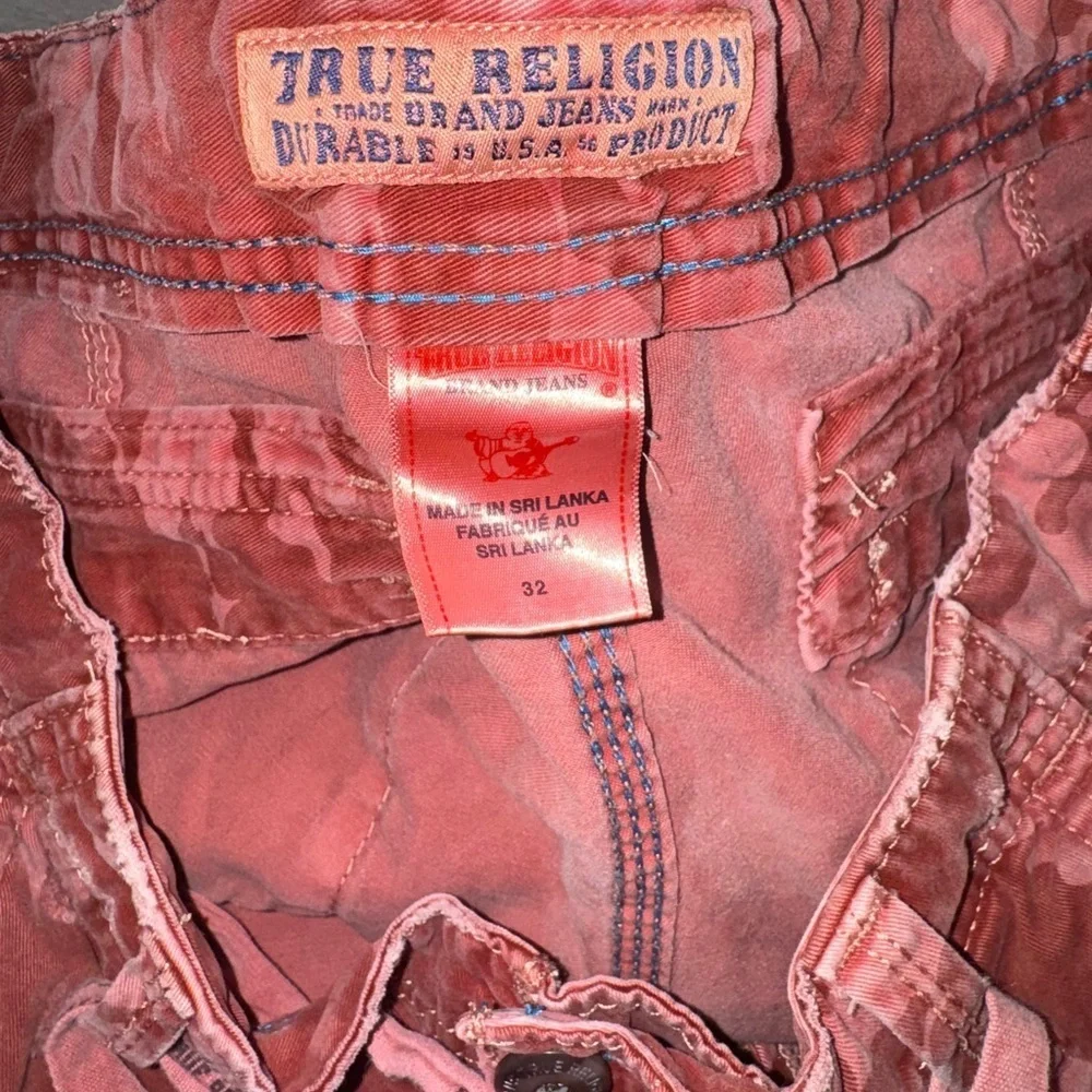 True Religion Men’s Red Cargo Cut Off/ Raw Edge Pockets Logo Shorts Size 32.